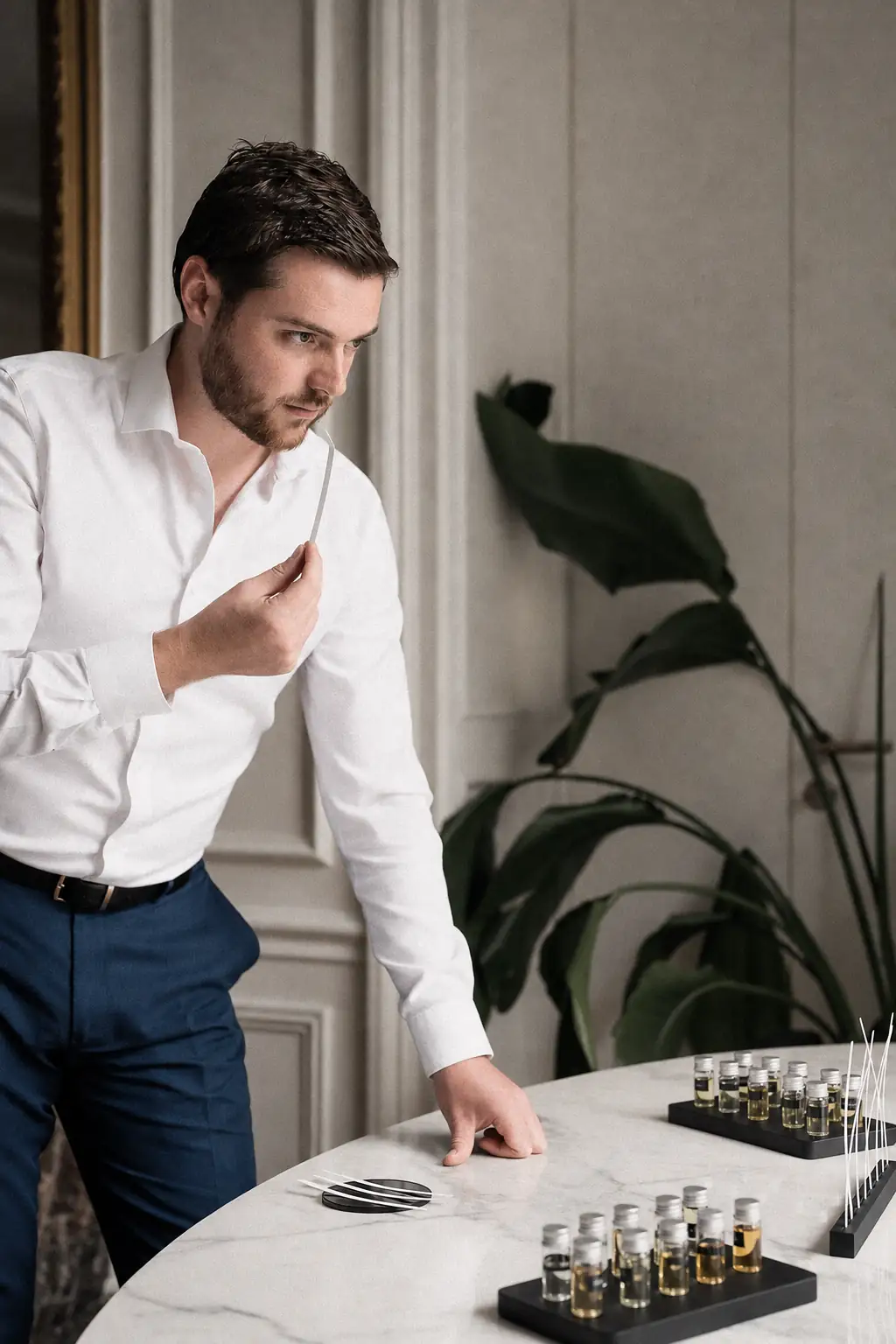 Valentin Waterlot, parfumeur créateur, évaluant une mouillette dans le laboratoire de Maison Waterlot